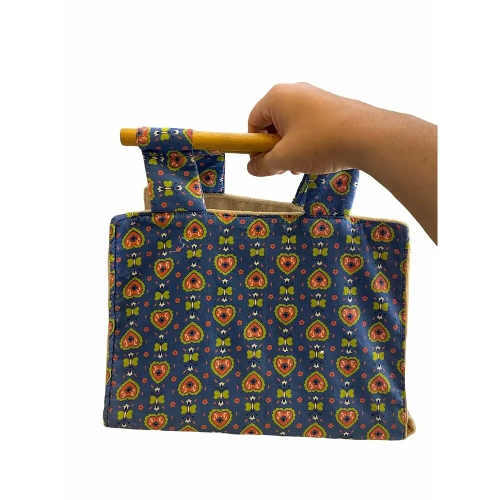#4513 VTG Casserole carrier with wood handles 12x12 blue floral print fabric